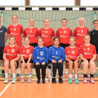 Mannschaftsfoto: hinten v.l.n.r: Denis Eisinger (Trainer), Cora Feick, Mira Pfuhl, Pauline Töpfer, Marina Jöckel, Maike Schneider, Pauline Nebrich (Betreuerin). vorne v.l.n.r: Melina Feick, Emma Reeg, Alicia Müller, Anna-Maria Rauck, Lara Schneider, Maxime Weber.