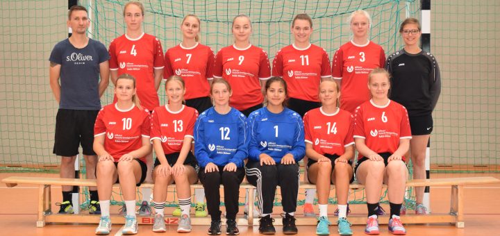 Mannschaftsfoto: hinten v.l.n.r: Denis Eisinger (Trainer), Cora Feick, Mira Pfuhl, Pauline Töpfer, Marina Jöckel, Maike Schneider, Pauline Nebrich (Betreuerin). vorne v.l.n.r: Melina Feick, Emma Reeg, Alicia Müller, Anna-Maria Rauck, Lara Schneider, Maxime Weber.